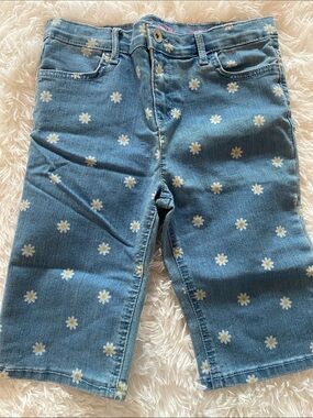 Never Used Light Blue Denim Skimmer Shorts With Daisies, Size 14 Kids